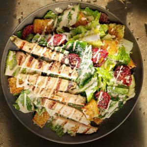 کاهو،گوجه،زیتون،نان تست،سس سزار