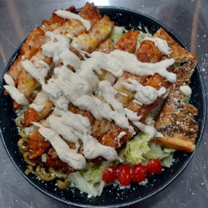 کاهو،گوجه،زیتون،نان تست،سس سزار،استیک مرغ مجاری