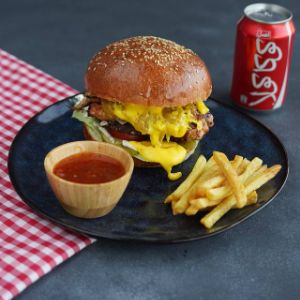 ۱۵۰ گرم برگر،کاهو،خیارشور،گوجه،سس بیس،نان