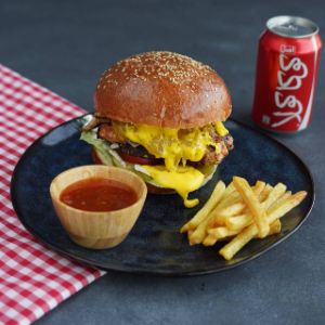 ۱۵۰ گرم برگر،سس چدار،کاهو،خیارشور،گوجه،سس بیس،نان