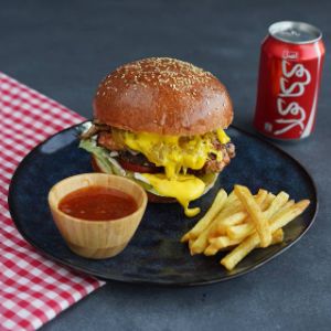 ۱۵۰ گرم برگر،ژامبون،سس تند،کاهو،خیارشور،گوجه،سس بیس،نان