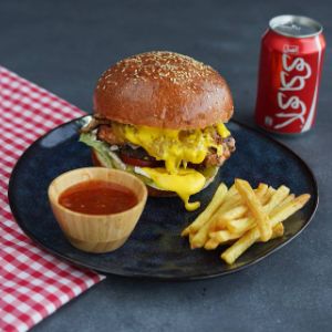 ۱۵۰ گرم برگر،سس قارچ،کاهو،خیارشور،گوجه،سس بیس،نان