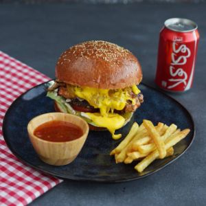 ۱۵۰ گرم برگر،ژامبون میکس،استیک مرغ،کاهو،خیارشور،گوجه،سس بیس،نان