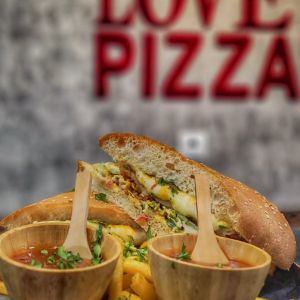 مرغ سوخاری،سس قارچ،گوجه،خیارشور،کاهو،نان فرانسوی