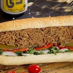 گوشتریش ریش،پنیر پیتزا قارچ بلانچ،گوجه،خیارشور،کاهو،سس فرانسوی