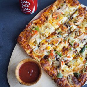 استیک مرغ،قارچ،دلمه،زیتون،پنیرمیکس،سس آلفردو