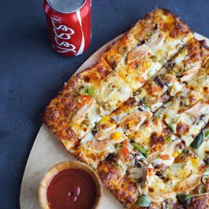 استیک مرغ،قارچ،دلمه،زیتون،پنیرمیکس،سس آلفردو