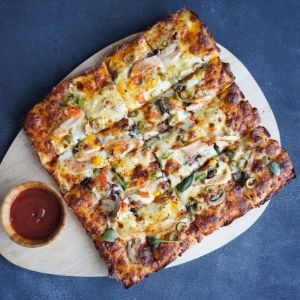 میکس گوشت ریش شده و استیک مرغ،میکس بلانچ،سس سفید،پنیر میکس