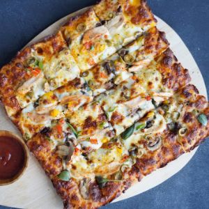 میکس ژامبون کراکف،زیتون،قارچ،دلمه،ذرت،گوجه،پنیر میکس،سس سفید