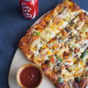 میکس گوشت چرخ شده استیکمرغ مزه دارشده ژامبون،قارچ،زیتون دلمه پنیر میکس سس پومودور