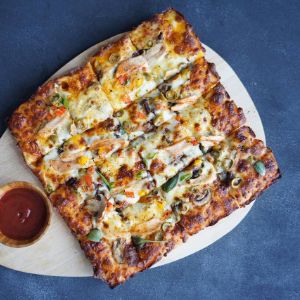 گوشت گوساله ریش شده،قارچ،زیتون،سس سفید پنیرمیکس