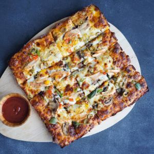 گوشت گوساله ریش شده،قارچ،زیتون،سس سفید پنیرمیکس